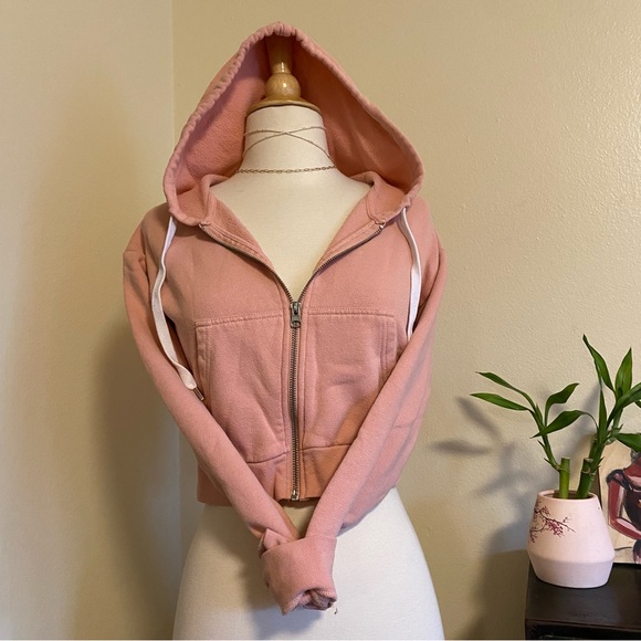 Forever 21 Tops - Forever 21 cropped pink zip up hoodie